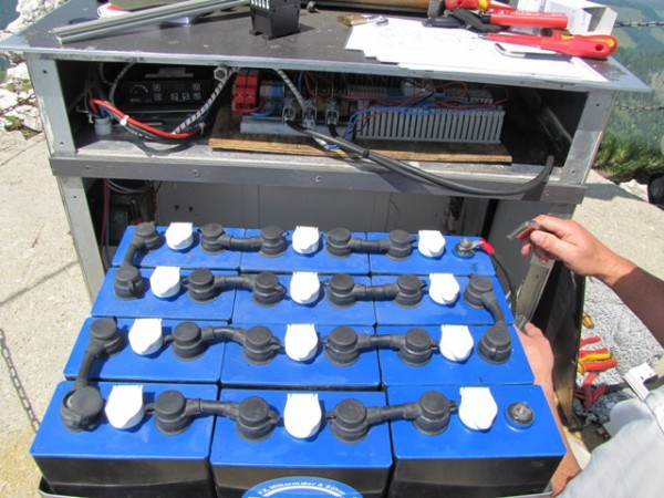 Grossansicht in neuem Fenster: Erneuerung der Batterien zur Beleuchtung des Kreuzes 2010 (2/3) Grossansicht in neuem Fenster: Erneuerung der Batterien zur Beleuchtung des Kreuzes 2010 (2/3)